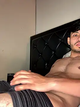 Snapshot of tom_thick chatting on January 17, 2026, 12:10 pm tom thick online show from January 17, 2026, 12:10 pm