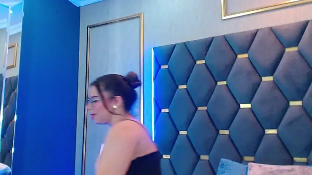 ThaniaJones online show from November 8, 2025, 12:05 pm