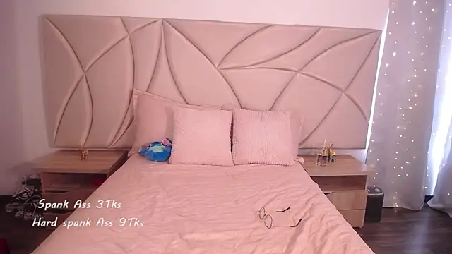 ValleryC online show from November 4, 2025, 8:41 pm