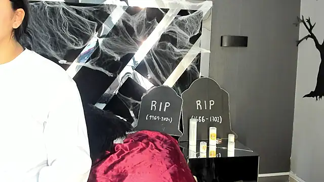 PaulinaDuarte online show from October 30, 2025, 11:00 am