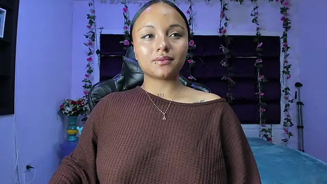 Snapshot of sweelanna__ chatting on June 2, 2026, 12:34 am sweelanna online show from June 2, 2026, 12:34 am