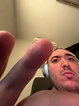 Snapshot of Daz012d chatting on April 13, 2026, 5:35 am Daz012d online show from April 13, 2026, 5:35 am