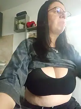 KristenVega online show from November 5, 2025, 9:09 am