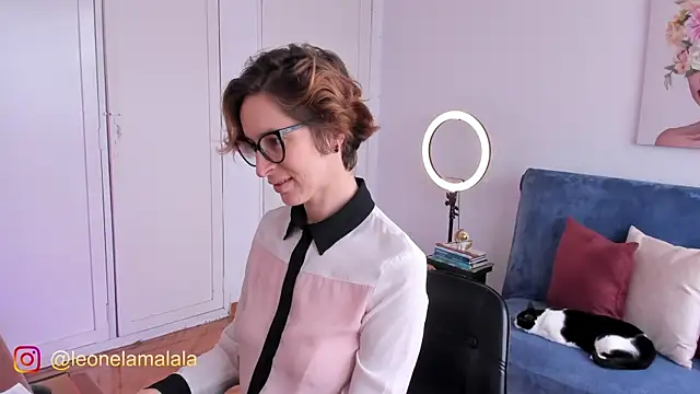 cuddlingbunny online show from November 4, 2025, 4:39 pm