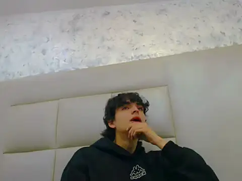 Sr BonnyEthan online show from February 8, 2026, 1:47 pm