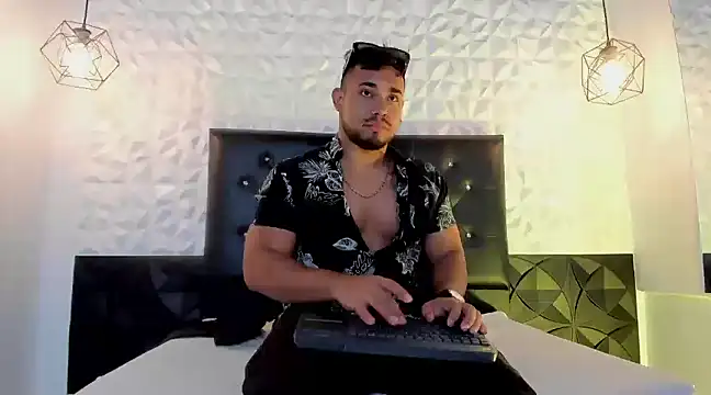 BrianMalonee online show from February 7, 2025, 1:43 pm