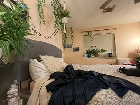 Snapshot of magicalc00ch chatting on December 23, 2025, 1:36 am magicalc00ch online show from December 23, 2025, 1:36 am