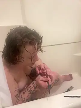 tatted-bitty online show from November 5, 2025, 8:14 am