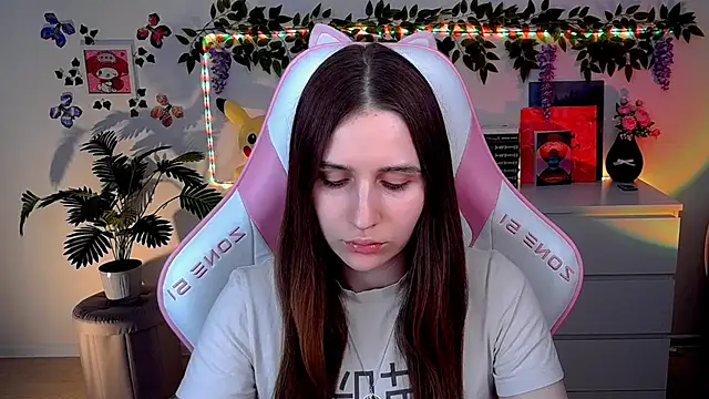 Snapshot of AliceCharmy chatting on April 3, 2026, 3:43 pm AliceCharmy online show from April 3, 2026, 3:43 pm
