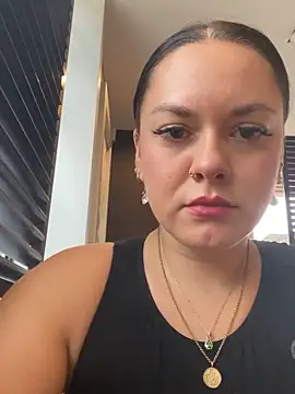 Luccreccia  online show from September 20, 2025, 9:21 am