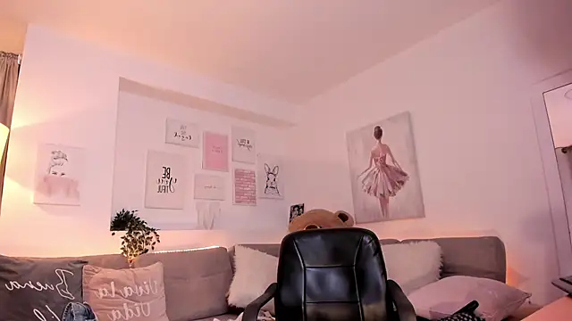 Nicolle foxy online show from February 18, 2025, 2:05 am