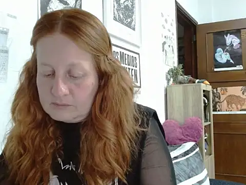 Snapshot of ViioletaMora chatting on May 4, 2026, 11:34 pm ViioletaMora online show from May 4, 2026, 11:34 pm