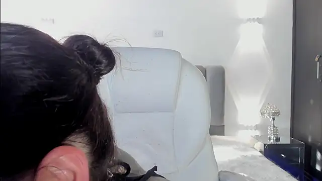 AnnyThompson  online show from February 12, 2026, 10:05 pm