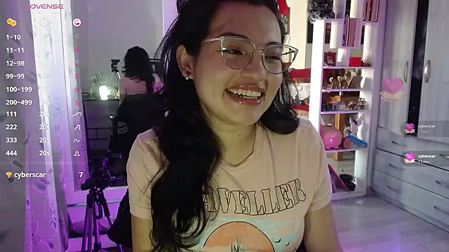 lauvelez   online show from January 7, 2026, 8:11 pm