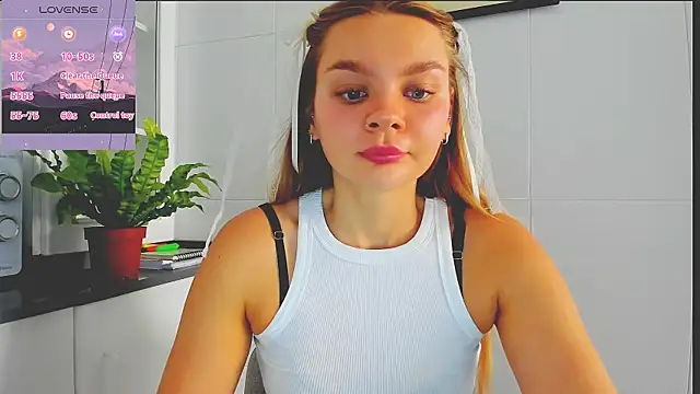 Snapshot of Molly_sweetie chatting on July 16, 2026, 6:41 am Molly sweetie online show from July 16, 2026, 6:41 am