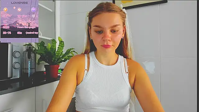 Snapshot of Molly_sweetie chatting on July 17, 2026, 6:42 am Molly sweetie online show from July 17, 2026, 6:42 am