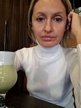 Miss    Mia  online show from October 16, 2025, 12:17 pm