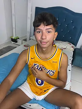 Leonarrrd 01 online show from September 23, 2025, 4:04 am