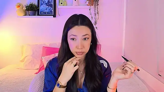 lilyy evanss online show from November 19, 2025, 9:26 pm