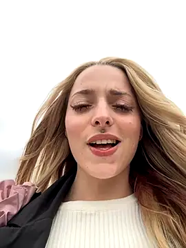 LoraaDoll online show from September 15, 2025, 3:01 pm