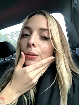 LoraaDoll online show from October 20, 2025, 2:17 pm