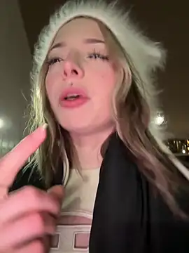 LoraaDoll online show from December 17, 2025, 5:41 pm