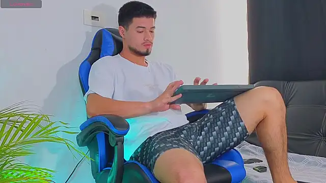 EdwardRoss  online show from October 30, 2025, 7:36 pm