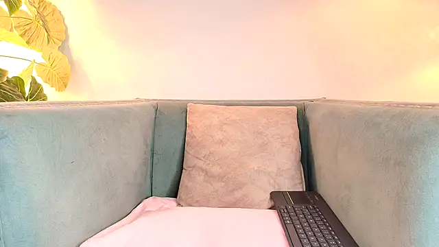 Fluffy Bubble21 online show from September 25, 2025, 3:21 am