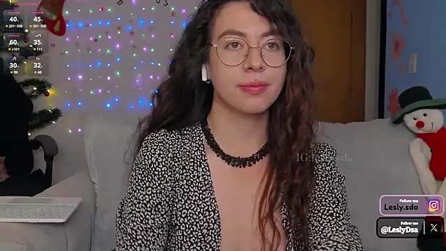 leslyyu online show from December 17, 2024, 11:38 pm