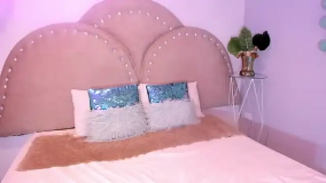 Miia Thompsonn online show from March 23, 2026, 10:25 pm