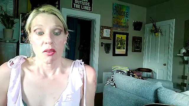 Snapshot of Glamazonx chatting on May 3, 2026, 12:55 pm Glamazonx online show from May 3, 2026, 12:55 pm