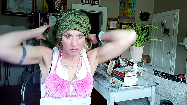 Snapshot of Glamazonx chatting on May 26, 2026, 4:14 pm Glamazonx online show from May 26, 2026, 4:14 pm
