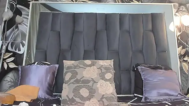 hot milkbitch online show from February 7, 2025, 3:23 am