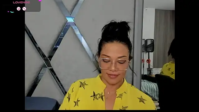 paula daniela1 online show from December 9, 2024, 8:33 pm