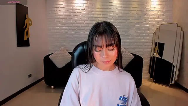 Snapshot of GigiLee_ chatting on January 5, 2025, 2:27 am GigiLee  online show from January 5, 2025, 2:27 am