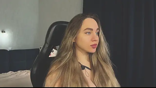 Snapshot of hotexclusive_ chatting on March 7, 2025, 8:13 am hotexclusive  online show from March 7, 2025, 8:13 am