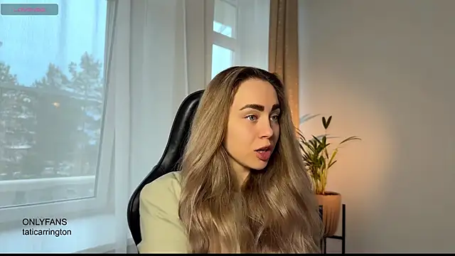 Snapshot of hotexclusive_ chatting on October 20, 2025, 4:02 am hotexclusive  online show from October 20, 2025, 4:02 am