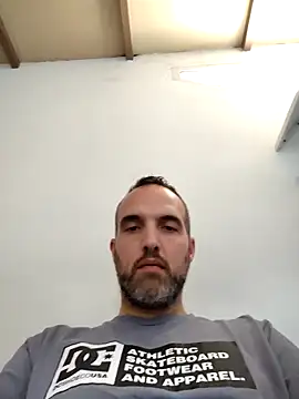 leon3875 online show from November 26, 2025, 3:35 pm