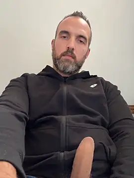 leon3875 online show from April 8, 2026, 3:23 pm