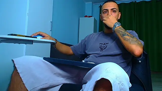 Snapshot of AndrewBanner chatting on September 27, 2025, 4:06 am AndrewBanner online show from September 27, 2025, 4:06 am