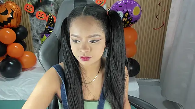 Snapshot of Lili_16 chatting on October 20, 2025, 11:10 am Lili 16 online show from October 20, 2025, 11:10 am