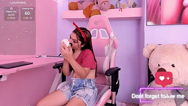 CharlotteMuller online show from July 17, 2026, 8:46 pm