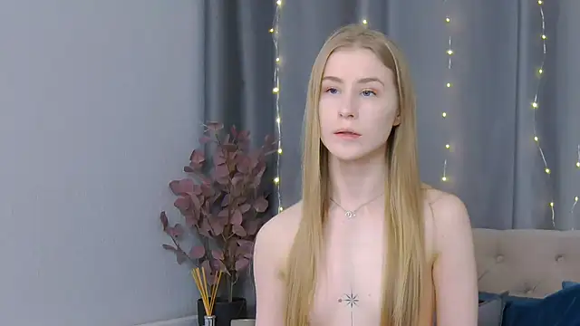 Snapshot of VioletiSwone chatting on January 26, 2025, 12:33 pm VioletiSwone online show from January 26, 2025, 12:33 pm
