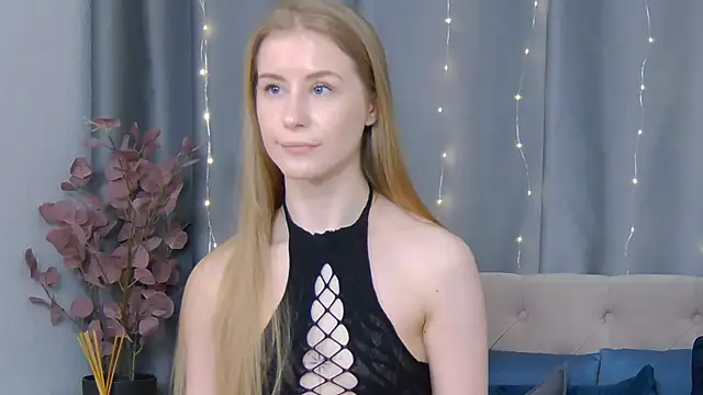 Snapshot of VioletiSwone chatting on February 1, 2025, 11:32 am VioletiSwone online show from February 1, 2025, 11:32 am