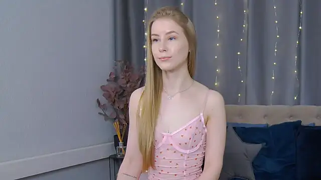 Snapshot of VioletiSwone chatting on February 9, 2025, 5:29 am VioletiSwone online show from February 9, 2025, 5:29 am