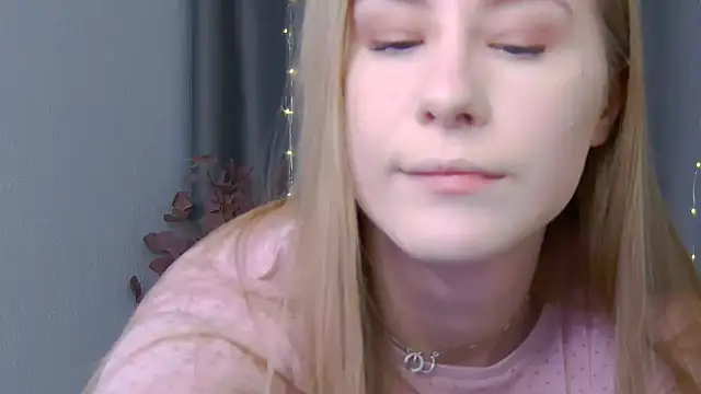 Snapshot of VioletiSwone chatting on February 26, 2025, 12:03 pm VioletiSwone online show from February 26, 2025, 12:03 pm
