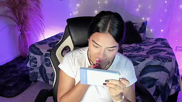 Snapshot of Riana_Kean chatting on March 29, 2026, 1:27 am Riana Kean online show from March 29, 2026, 1:27 am