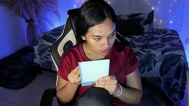 Snapshot of Riana_Kean chatting on April 15, 2026, 1:45 am Riana Kean online show from April 15, 2026, 1:45 am