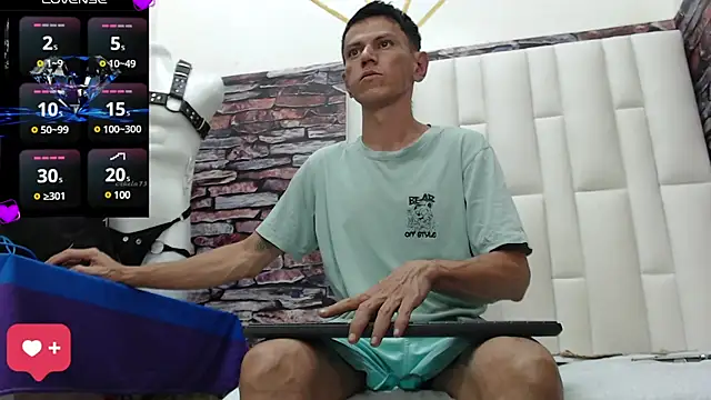 Snapshot of andy_dwels777 chatting on December 12, 2024, 9:15 pm andy dwels777 online show from December 12, 2024, 9:15 pm