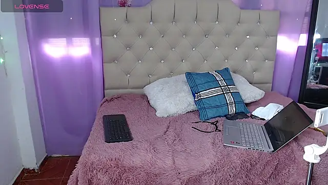 ameliefederline11 online show from March 18, 2025, 8:48 pm